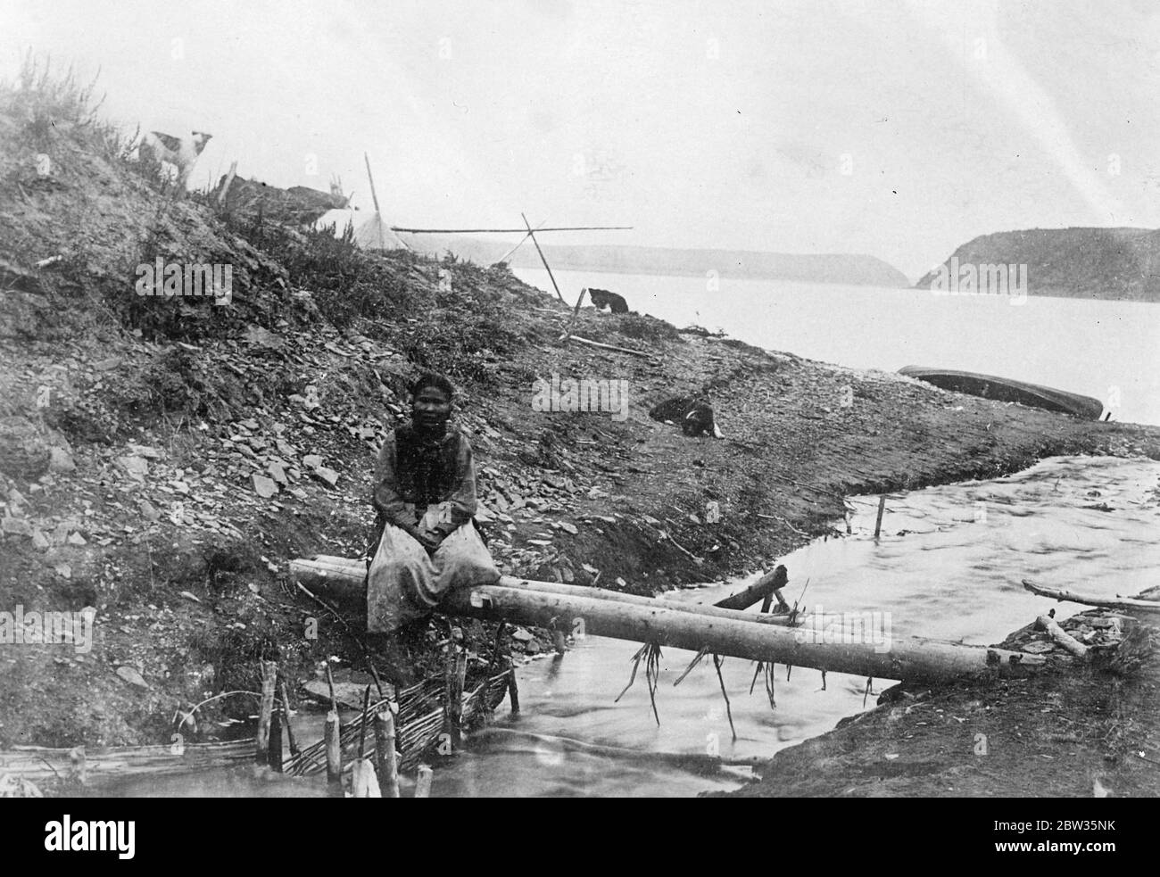 Piège à poisson sur la rivière des esclaves dans le territoire du Nord-Ouest . Mars 1933 Banque D'Images