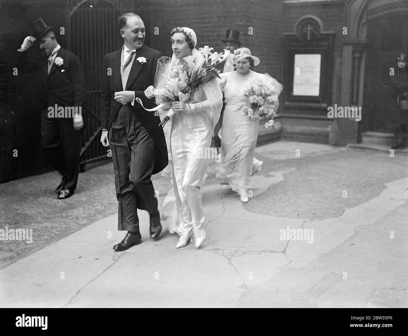 M. E A E Howell Weds Mlle B Dunn . Le mariage de M. E A H Howell du Lincolnshire Regiment et de Mlle Bertha Dunn a eu lieu à notre Dame des victoires Church , Kensington , Londres . La mariée et le marié quittant l'église après la cérémonie . 1er mai 1933 Banque D'Images