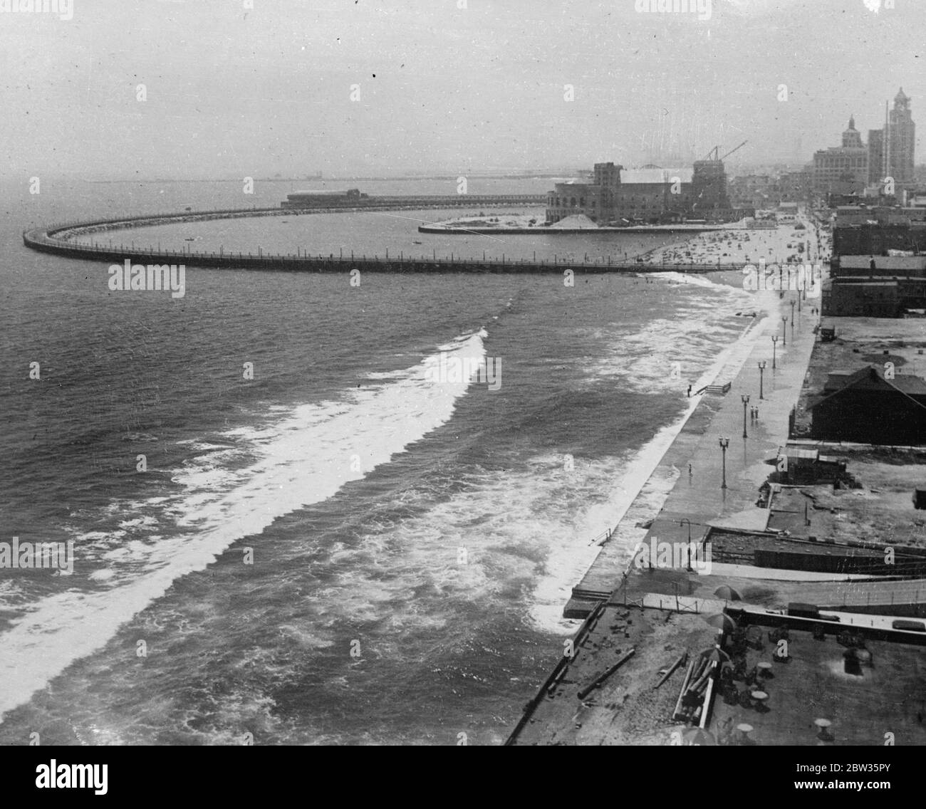 Des centaines de morts et des milliers de blessés lorsque le séisme dévaste le sud de la Californie . Des centaines de personnes auraient été tuées et des milliers blessées lors d'un tremblement de terre qui a secoué le sud de la Californie . Long Beach est le centre des perturbations. Los Angeles , San Diego et San Pedro ont été gravement endommagés par les chocs . Une vue sur long Beach , le centre des perturbations . 11 mars 1933 Banque D'Images
