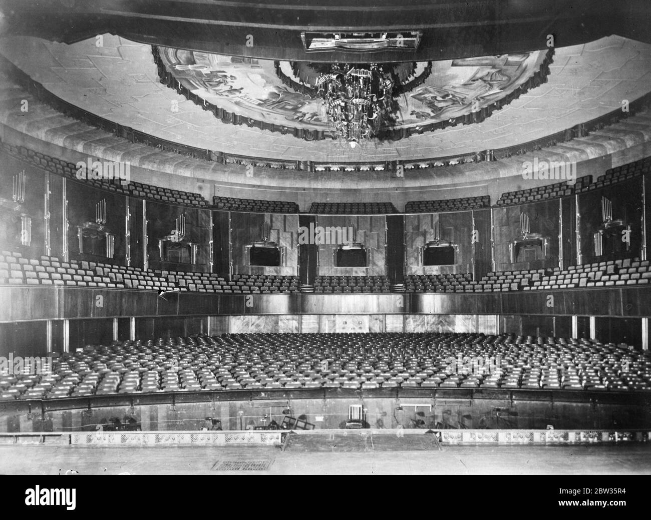 Opéra définitivement choisi comme maison temporaire de Reichstag . L'Opéra de Berlin a été définitivement choisi pour abriter le Reichstag allemand tandis que le Reichstag est en cours de réparation suite à l'incendie désastreux . Vue extérieure de l'opéra de Kroll où se trouve le Reichstag. 11 mars 1933 Banque D'Images