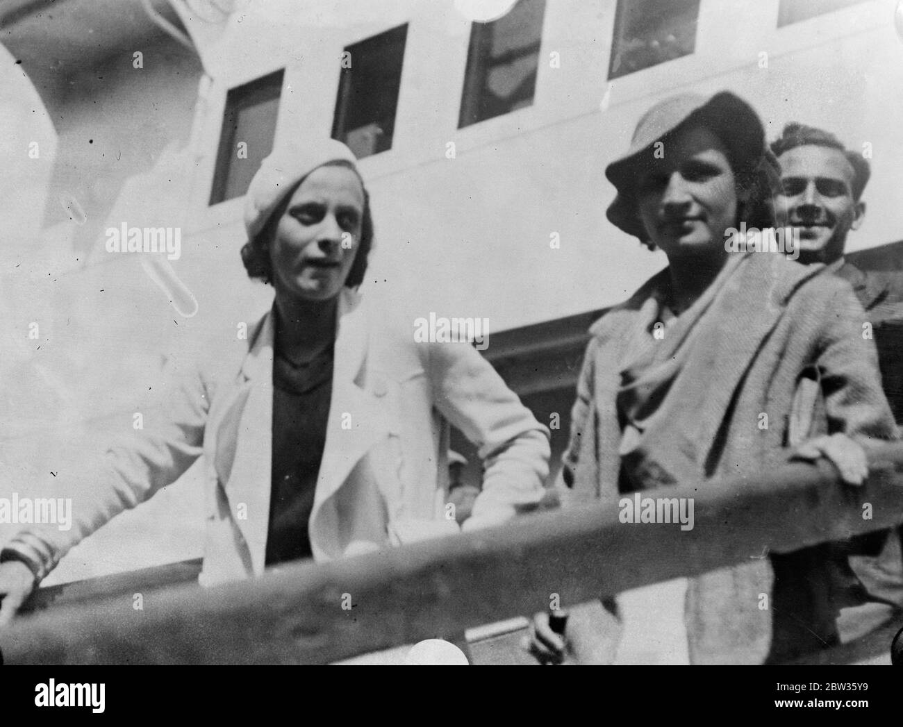 Trois disciples de Shri Meher Baba , la mystique chrétienne indienne , Mlle Catherine Davy , Mlle Delia et Mlle Araminta de Leon , les sœurs de l' actrice , Arrivé à Marseille de l'Inde sur leur chemin vers Londres pour se préparer à la mystique indienne quand il brise son silence de sept ans à Londres . Le mystique révélera alors au monde qui il est et ce qu'il fait pour le salut du monde . Les disciples avaient l'intention de visiter Hollywood mais préparent maintenant une tournée européenne pour Shri Meher Baba . Photos ; Mlle Delia et Mlle Araminta de Leon à l'arrivée à Marseille . 14 mai 1933 Banque D'Images