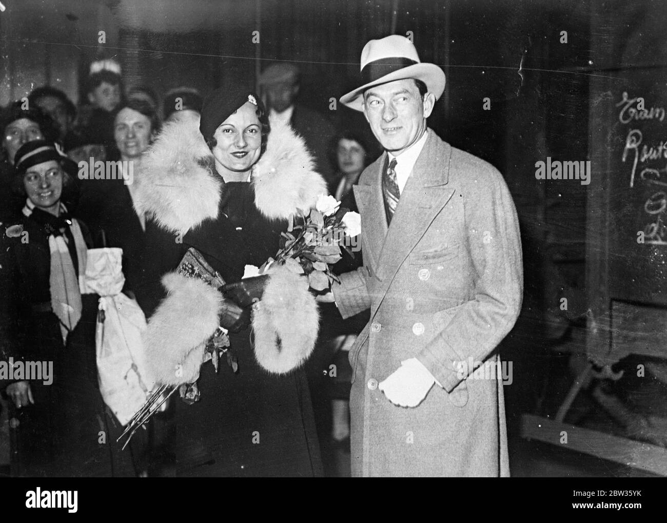 M. James Walker , ancien maire de New York , est arrivé de Vichy à Paris accompagné de son épouse , l'ancienne Miss Betty Compton , l' actrice . Photos ; M. et Mme James Walker à l'arrivée à Paris . 13 mai 1933 Banque D'Images