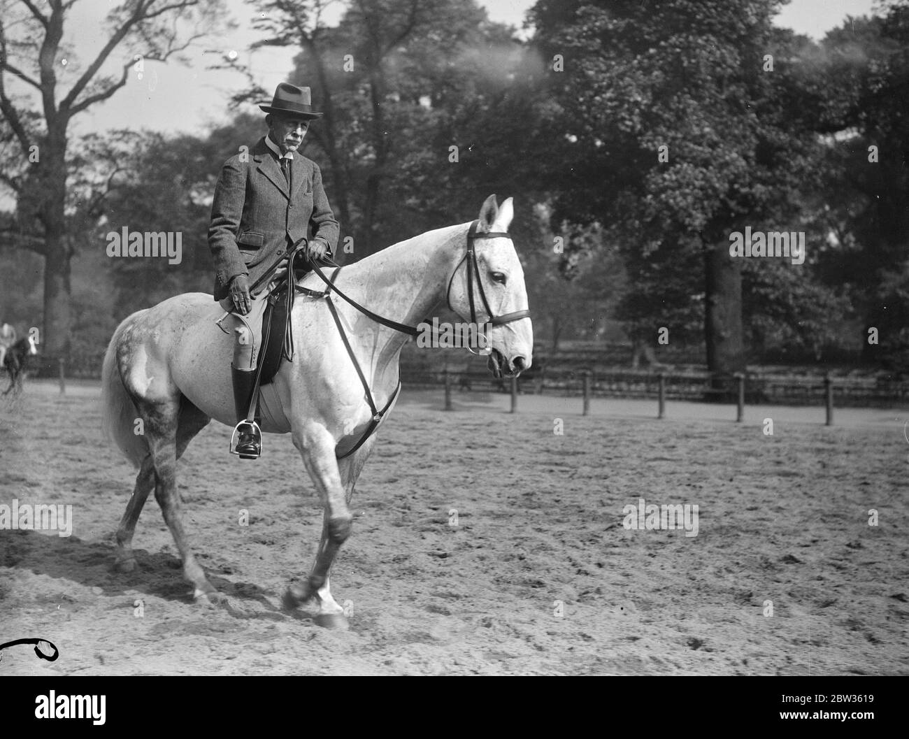 Le Marquis de Salisbury a apprécié l'air frais du matin avec un trajet tôt à Rotten Row , Hyde Park , Londres . 15 mai 1933 Banque D'Images
