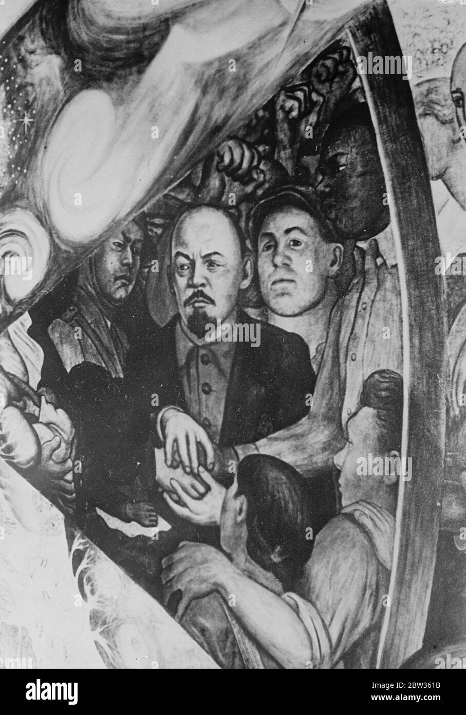 Artiste peintre mexicain licencié du travail au Rockefeller Building à New York après avoir peint la fresque communiste. Une murale montrant Lénine se joignant aux mains d'un soldat et d'un ouvrier de couleur blanche peint par Senor Diego Rivera , l'artiste mexicain , a conduit à son licenciement de plus de travail au grand Rockfeller Center de New York . Les membres de la famille de M. John D Rockefeller ont pris l'exception de la peinture et un ultimatum a été livré à Senor Rivera , qui a insisté pour qu'il change de fresque ou cesse de travailler . Jusqu'à présent, l'artiste , qui aurait prononcé les penses communistes , a refait Banque D'Images