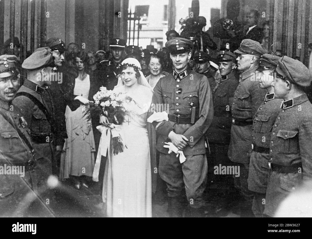 Ex - petit-fils préféré de Kaiser tué en action . Le prince Wilhelm , fils aîné de l'ancien prince héritier d'Allemagne et petit-fils favori de l'ex - Kaiser , a été tué en action . En 1933, le prince a épousé de manière organique Frauléin Dorothea von Salviati , sœur d'un cavalier allemand , au mépris de sa famille , et a renoncé à ses droits à la succession . Photos ; Prince Wilhelm de Prusse , portant l'uniforme de l'organisation Steel Helmet , qui a été dissoute par les Nazis , avec sa mariée après leur mariage à Bonn . 27 mai 1933 Banque D'Images