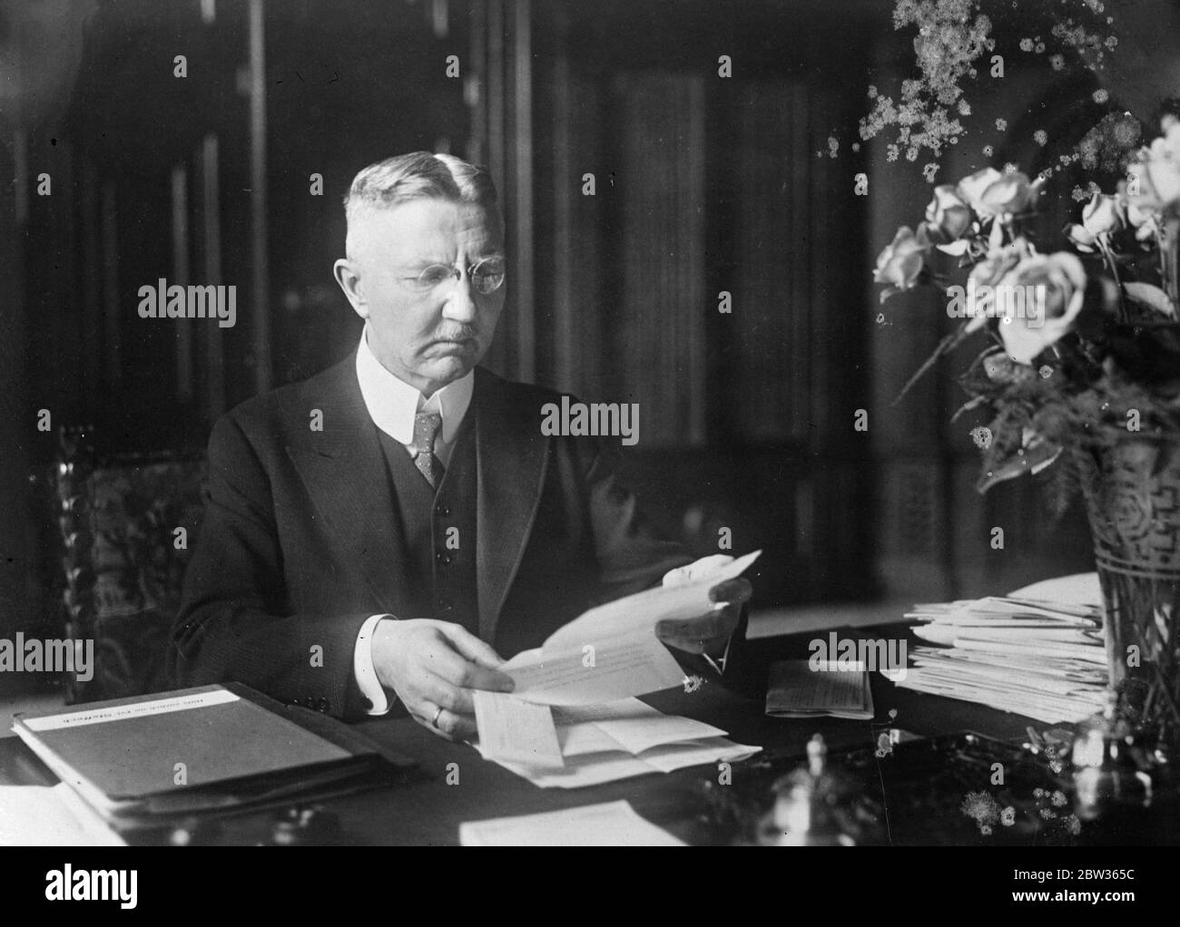 Dr Hjalmar Schacht , économiste allemand, banquier et maintenant président de la Reichsbank pour la deuxième fois . Photos ; Dr Schacht à son bureau . 1933 Banque D'Images