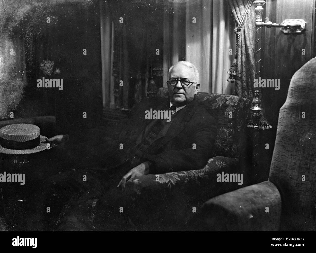 Le sénateur Couzens , homme qui a financé Henry Ford , arrive pour la conférence économique . Le sénateur James Couzens , l'homme qui a grandi avec Henry Ford est arrivé à Londres pour la Conférence économique en tant que seul membre républicain de la délégation américaine . M. Couzens, né un sujet britannique à Chatham , en Ontario , était un vendeur de bois d'œuvre lorsqu'il est devenu ami avec Henry Ford , alors un jeune mécanicien . Ford a proposé un partenariat pour construire un ' chariot sans cornes ' et Couzens a emprunté moins d'une centaine de livres à sa sœur pour financer Ford . Il y a quelques années, quand Couzens a vendu son moi Banque D'Images