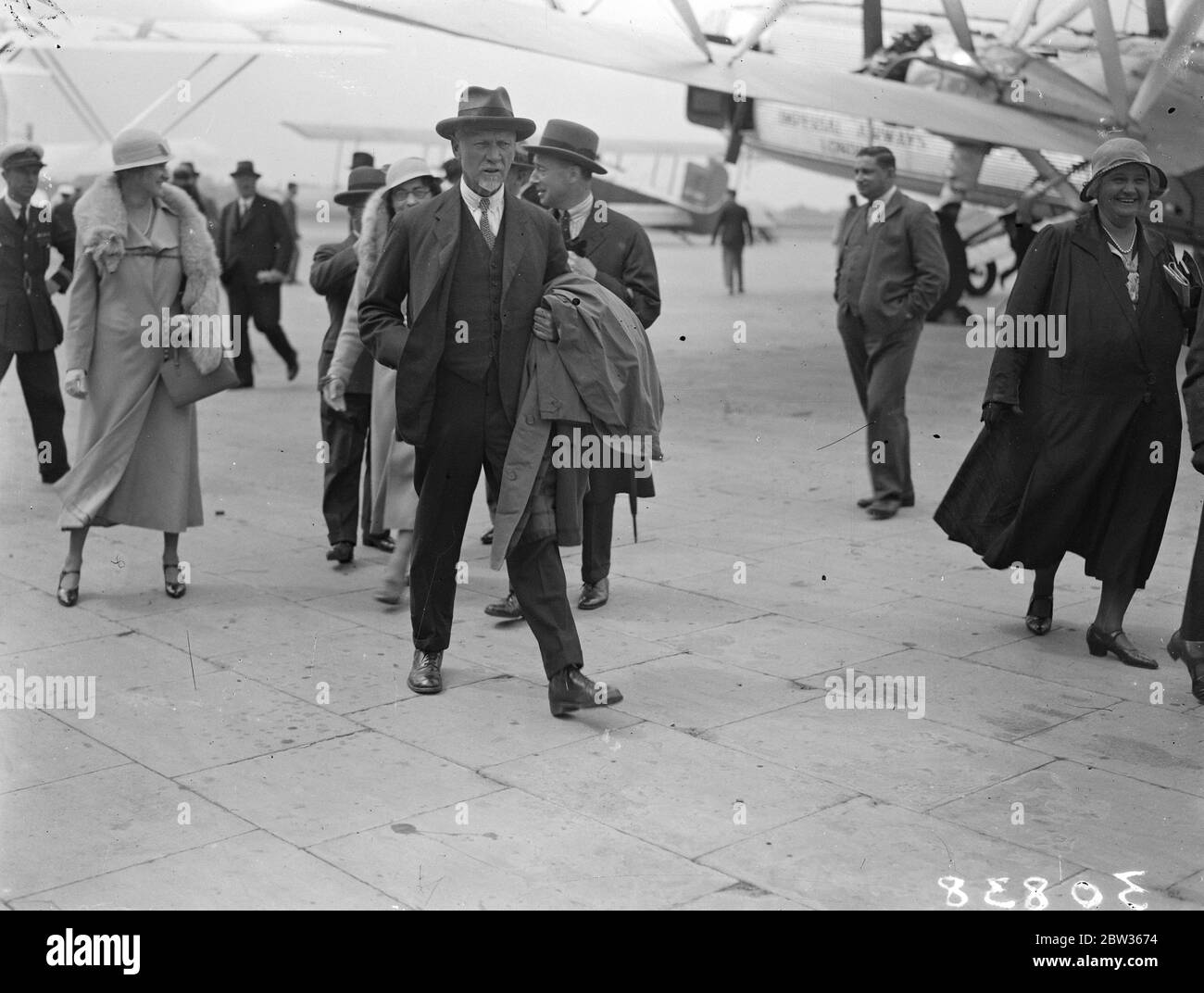 Le général Smuts arrive par avion pour la Conférence économique mondiale . Le général Smuts , chef de la délégation sud-africaine à la Conférence économique mondiale , est arrivé à l'aérodrome de Croydon après avoir effectué le vol de l'ensemble de la jounee depuis le Cap . Le général Smuts souriant avec joie alors qu'il a été accueilli à son arrivée à l'aérodrome de Croydon . 11 juin 1933 Banque D'Images
