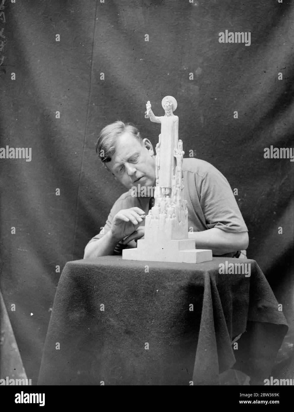 Charles Sargeant Jagger au travail sur un modèle . 2 juin 1933 Banque D'Images