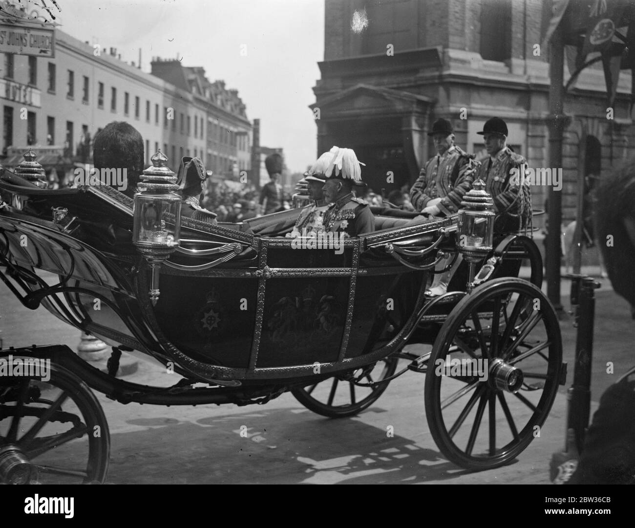Le roi et le prince de Galles accueillent le roi Feisal lors de sa première visite d'État . Le Roi et le Prince de Galles étaient à Victoria Station , Londres , pour accueillir le Roi Feisal d'Irak lors de sa première visite d'État en Angleterre . Un garde d'honneur du 2e Bataillon Grenadier Guards , avec la couleur du roi et la bande du régiment , ont été montés à la gare Victoria , et les rues le long de la route vers le Palais de Buckingham ont été bordées de troupes . Le duc de York avait accompagné le roi Feisal de Douvres . Photos , King George et King Feisal dans la voiture d'État en voiture de Victoria Station à Buckingh Banque D'Images