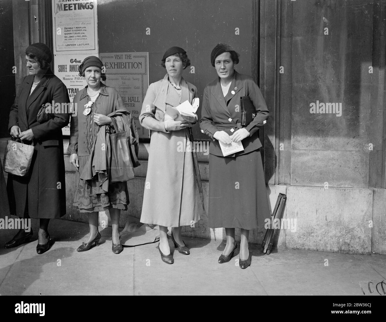 Femme qui a réformé les prisons espagnoles à Londres . Senorita Victoria Kent , la jeune femme espagnole qui a aboli l'abattage et introduit des réformes radicales dans les prisons espagnoles , est arrivée à Londres pour assister au Jubilé Congrès de la Guilde des femmes Co - opérative . Elle a démissionné du poste de Directrice des prisons dans le gouvernement républicain espagnol parce qu'elle pensait qu'elle n'était pas assez forte pour continuer. Senorita Kent revendique une ascendance kentish . Photos de Senorita Victoria Kent ( à l'extrême droite ) à Londres avec Mme D Naftel ( 2ème à partir de droite ) , représentante de l'internationale des femmes Banque D'Images