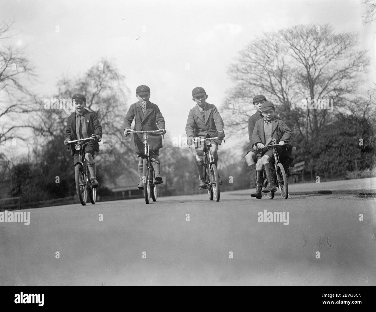 Le défilé de vélo à Battersea Park . Une scène de printemps à Battersea Park , Londres , comme une fête des lycéens de Londres a fait un vélo dans le parc . 2 avril 1932 Banque D'Images