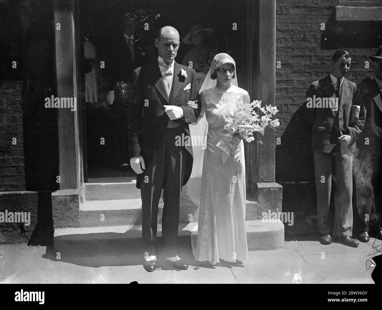 Fille du nouveau ministre hongrois à Londres et à l'héritière de Vanderbilt , déchesse les Américains en secret à Londres . Le mariage de la comtesse Cornelia Szechenyo , fille de 24 ans du comte Laszlo Szechenyi , du nouveau ministre hongrois à Londres , et de la comtesse Laszlo Szechenyi , qui était autrefois Gladys Vanderbilt , à M. Eugene Bowie Roberts , un américain âgé de 35 ans , Qui est décrit comme agent immobilier dans la demande de mariage , a eu lieu secrètement à l'église catholique romaine de notre Dame de l'Assomption à Warwick Street , Londres . M. Roberts est un petit-fils du regretté gouverneur Oden Bowie Banque D'Images Fille du nouveau ministre hongrois à Londres et à l'héritière de Vanderbilt , déchesse les Américains en secret à Londres . Le mariage de la comtesse Cornelia Szechenyo , fille de 24 ans du comte Laszlo Szechenyi , du nouveau ministre hongrois à Londres , et de la comtesse Laszlo Szechenyi , qui était autrefois Gladys Vanderbilt , à M. Eugene Bowie Roberts , un américain âgé de 35 ans , Qui est décrit comme agent immobilier dans la demande de mariage , a eu lieu secrètement à l'église catholique romaine de notre Dame de l'Assomption à Warwick Street , Londres . M. Roberts est un petit-fils du regretté gouverneur Oden Bowie Banque D'Images