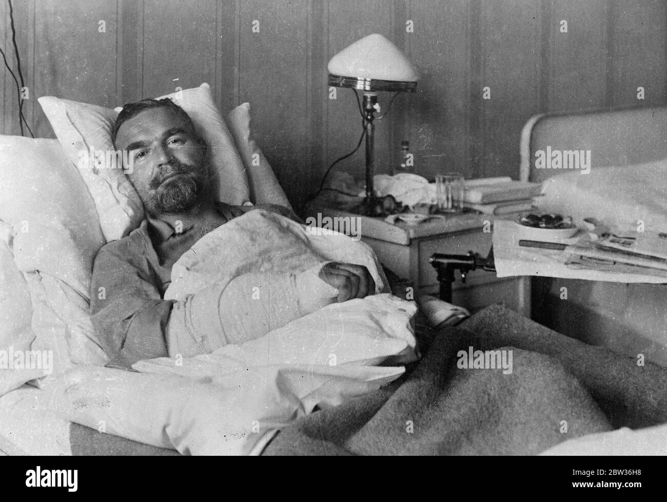 commissaire du Tyrol pour la sécurité publique shot . Le parti nazi autrichien a été supprimé suite à une tentative de vie du chef Heimwehr . Le Dr Richard Steidle , commissaire à la sécurité publique et dirigeant de Heimwehr dans le Tyrol , a été abattu lorsqu'il est entré dans son pays . Six balles ont été tirées . Après la tentative de sa vie, le Gouvernement autrichien a pris des mesures drastiques pour réprimer le Parti nazi et une situation tendue s'est produite entre l'Autriche et l'Allemagne . Photos : Dr Richard Steidle, Commissaire de Heimwehr à la sécurité publique au Tyrol , à l'hôpital après la tentative de sa vie . Il a reçu des blessures au poignet Banque D'Images