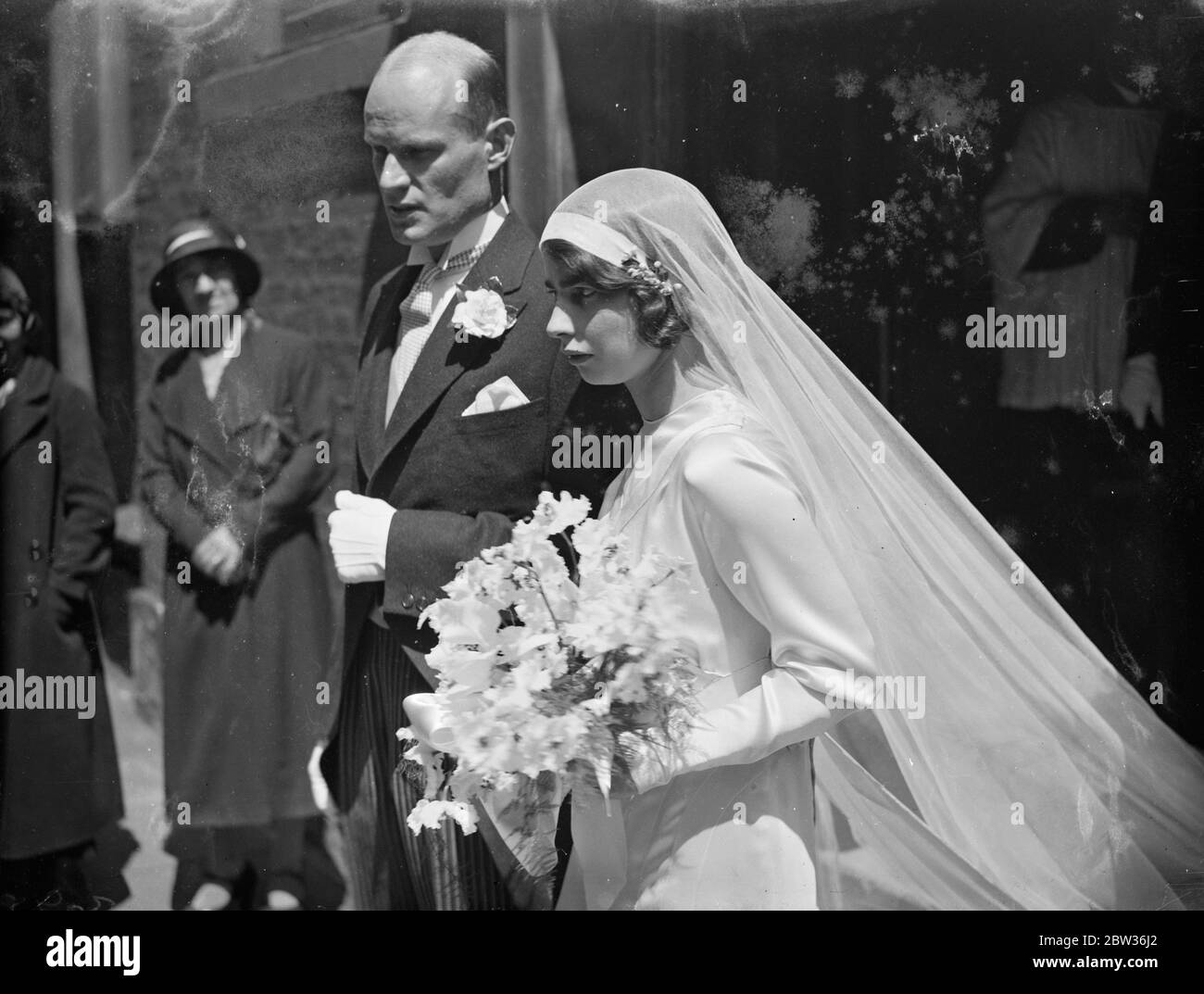 Fille du nouveau ministre hongrois à Londres et à l'héritière de Vanderbilt , déchesse les Américains en secret à Londres . Le mariage de la comtesse Cornelia Szechenyo , fille de 24 ans du comte Laszlo Szechenyi , du nouveau ministre hongrois à Londres , et de la comtesse Laszlo Szechenyi , qui était autrefois Gladys Vanderbilt , à M. Eugene Bowie Roberts , un américain âgé de 35 ans , Qui est décrit comme agent immobilier dans la demande de mariage , a eu lieu secrètement à l'église catholique romaine de notre Dame de l'Assomption à Warwick Street , Londres . M. Roberts est un petit-fils du regretté gouverneur Oden Bowie Banque D'Images Fille du nouveau ministre hongrois à Londres et à l'héritière de Vanderbilt , déchesse les Américains en secret à Londres . Le mariage de la comtesse Cornelia Szechenyo , fille de 24 ans du comte Laszlo Szechenyi , du nouveau ministre hongrois à Londres , et de la comtesse Laszlo Szechenyi , qui était autrefois Gladys Vanderbilt , à M. Eugene Bowie Roberts , un américain âgé de 35 ans , Qui est décrit comme agent immobilier dans la demande de mariage , a eu lieu secrètement à l'église catholique romaine de notre Dame de l'Assomption à Warwick Street , Londres . M. Roberts est un petit-fils du regretté gouverneur Oden Bowie Banque D'Images