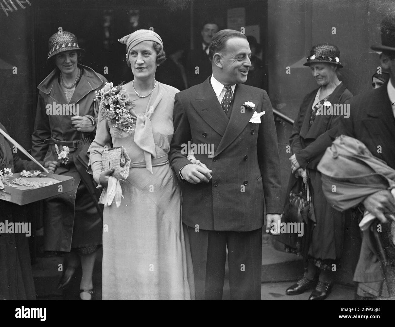 Fille de Lord Ruthven Weds . Le mariage de Mlle Jean Hore - Ruthven , fille de Lord Ruthven , lieutenant-gouverneur de Guernesey à Don Francisco Larios s'est déroulé à l'église St Mary , place Cadogan , Londres . Photo spectacle ; la mariée et le marié quittant l'église après la cérémonie . 21 juin 1933 Banque D'Images