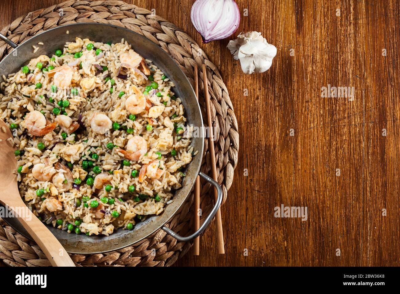 Riz frit avec crevettes et légumes sur une poêle. Plat chinois populaire. Vue de dessus Banque D'Images