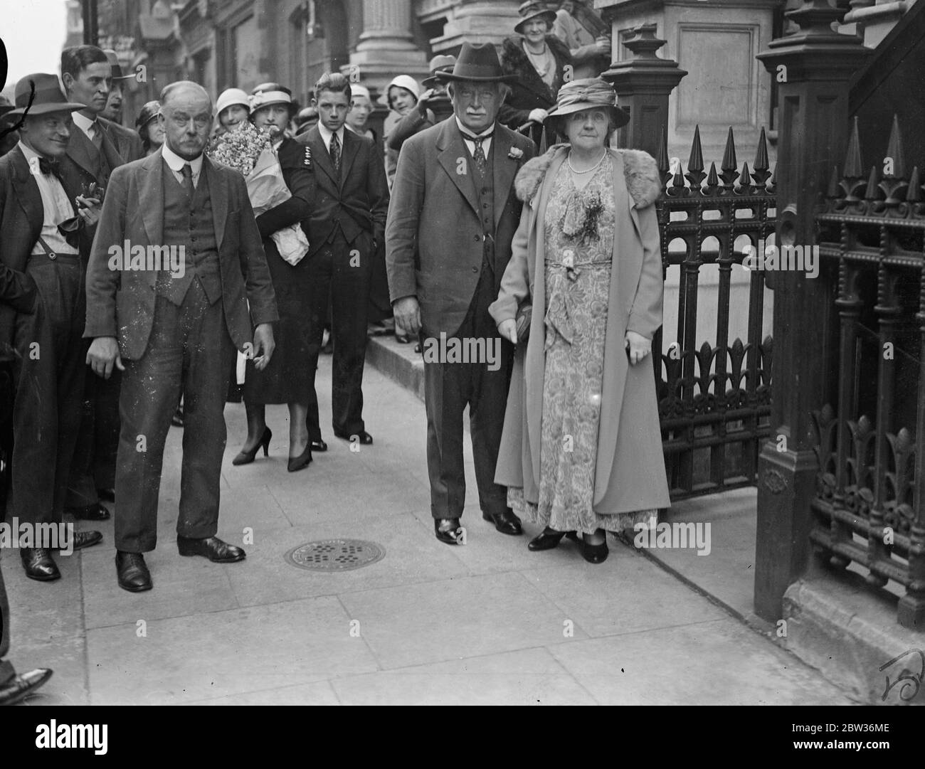 M. Lloyd George préside le service annuel de fleurs à la chapelle galloise de Londres . M. Lloyd George , homme d'État vétéran , a présidé le service annuel de fleurs à la chapelle galloise d'Eastcastle Street , Londres . Il a pris une charge de fleurs en voiture de son jardin à Churt , Surrey , pour décorer la chapelle . Photos ; M. Lloyd George arrivant avec sa femme , Dame Margaret Lloyd George , pour le service . 25 juin 1933 Banque D'Images