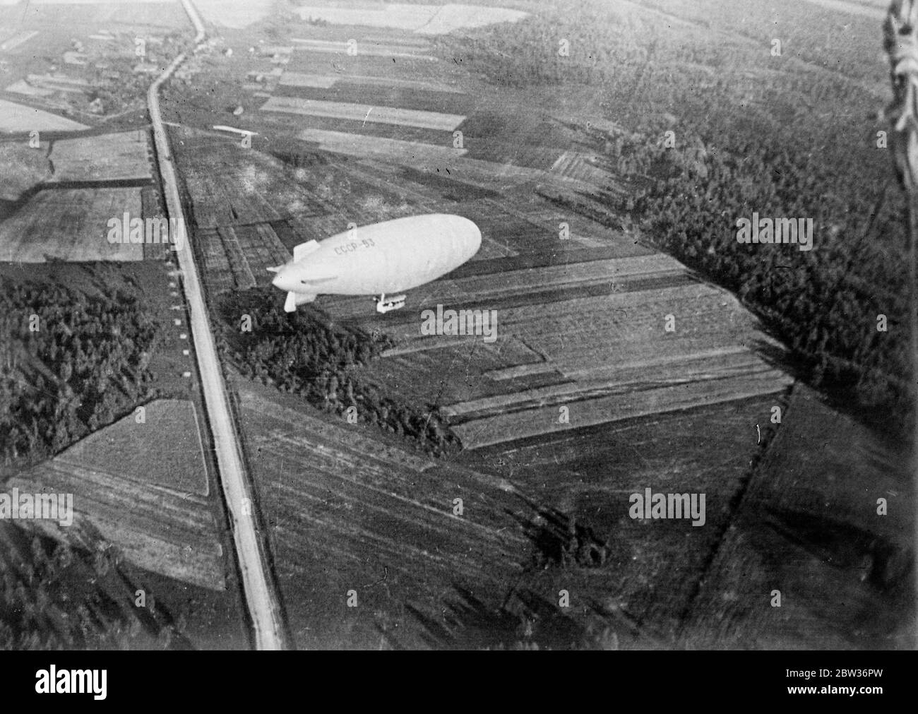 Vaisseau aérien russe au-dessus de la banlieue de Moscou . Le navire russe B3 , subit une série d'essais en vol en collaboration avec l'Armée de l'Air soviétique . Photos ; le navire russe B3 survolant la banlieue de Moscou , vu des airs . 20 août 1933 Banque D'Images