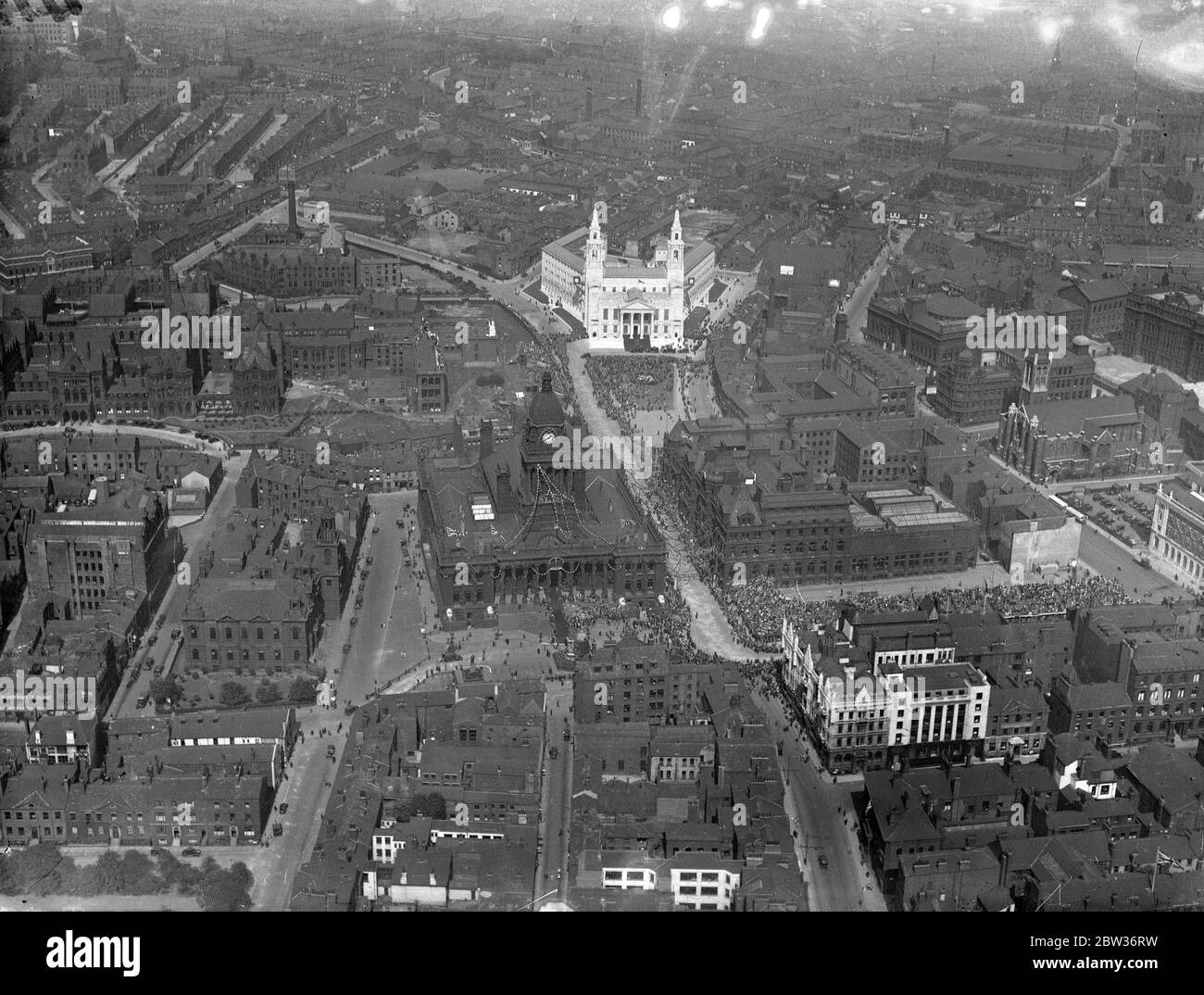 King et Queen ouvrent une nouvelle grande salle civique à Leeds . Expositions de photos ; vue aérienne de la ville et de la foule arrivant pour l'ouverture royale de la nouvelle salle civique de Leeds , Yorkshire . 23 août 1933 Banque D'Images