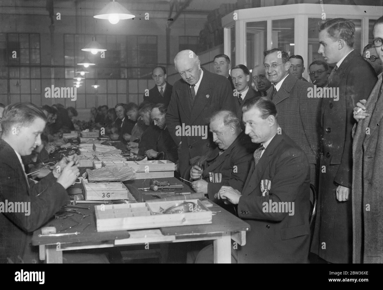 Sir Frederick Maurice ouvre un ancien ex - faciès de militaire à Acton . Sir Frederick Maurice , président de la Légion britannique , a ouvert l'usine de démonstration des ex - militaires sans Limbénis et handicapés à Acton , Londres . Photos ; le général Sir Frederick Maurice avec M. Allan Hill , le principal de l'usine , en regardant les ex - militaires handicapés au travail sur la joaillerie à pâte . 30 novembre 1933 Banque D'Images