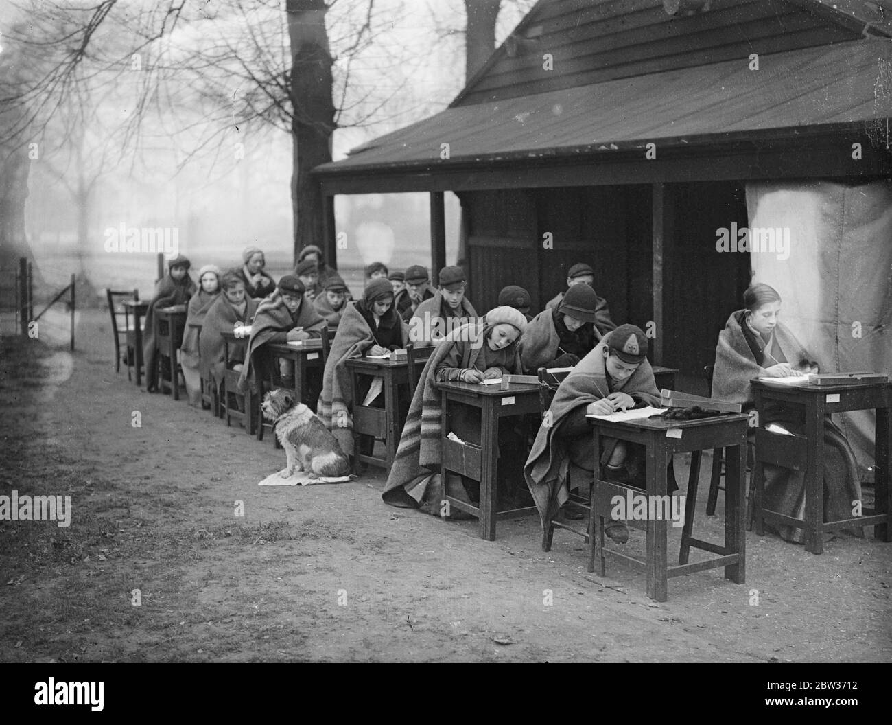 Des élèves vêtus pour la chaleur à l'école de plein air de St James Park Open . 4 décembre 1933 Banque D'Images