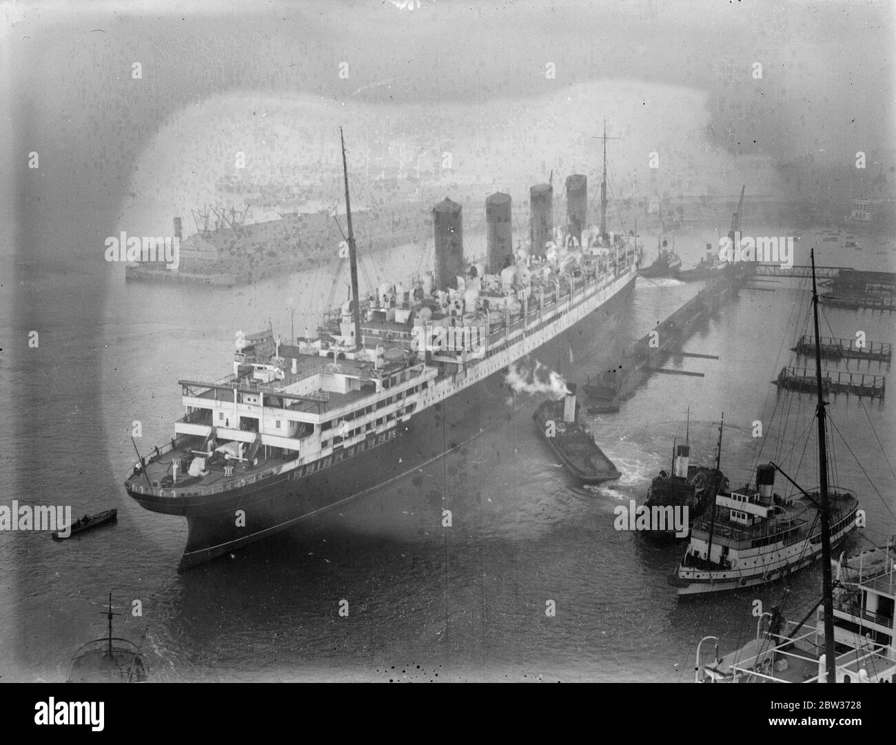 L'Aquitania va dans le quai flottant sec . Le dorsal , Aquitania entrant dans le quai flottant sec à Southampton pour révision . 8 décembre 1933 Banque D'Images