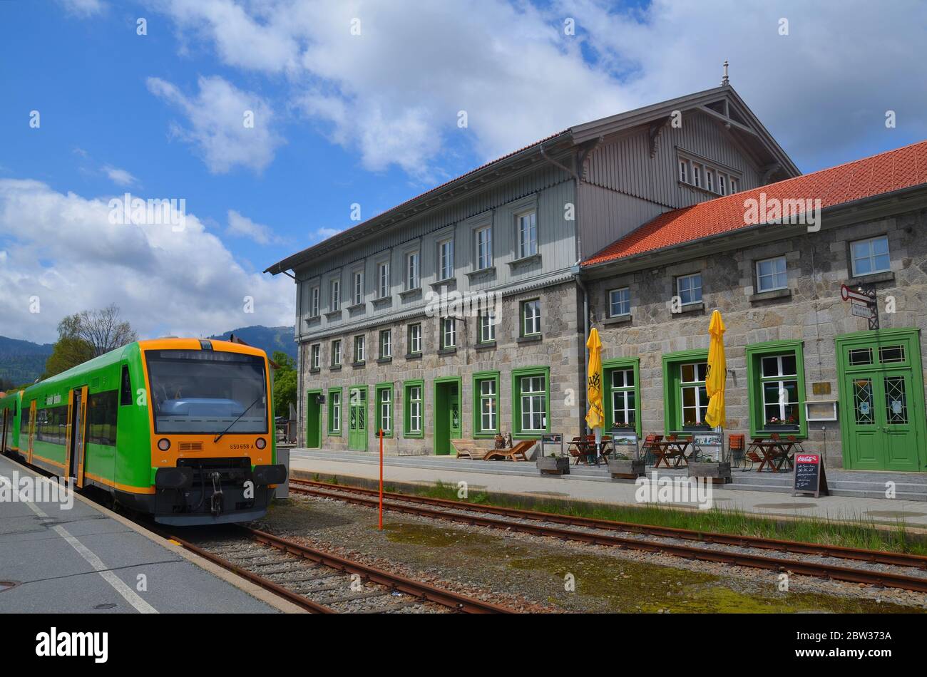 Bayerisch Eisenstein, Zelezna Ruda, Alzbetin, Grenzort zu Tschechien: Grenzbahnhof, Am 28.05.2020 wegen Coronavius noch nicht passierbar, Zug Banque D'Images