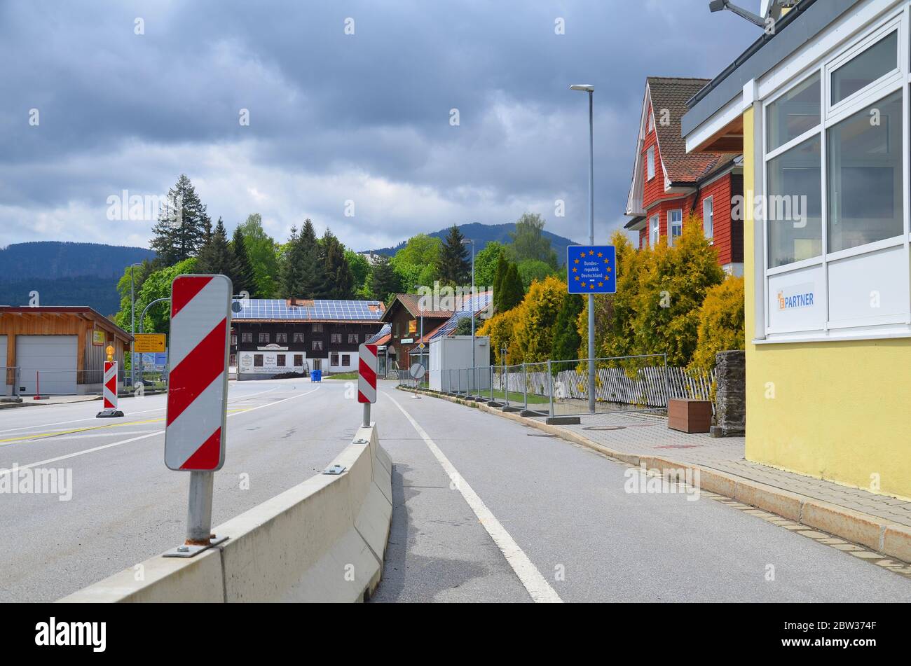 Bayerisch Eisenstein, Zelezna Ruda, Alzbetin, Grenzort zu Tschechien: Bayerischer Grenzübergang, Am 28.05.2020 wigen coronavirus noch nicht passierbar: Straßenübergang Banque D'Images