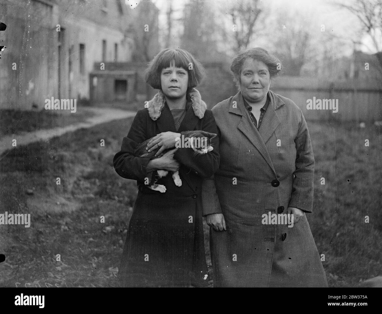 Les héroïnes de feu de Finchley - mère et fille de 13 ans sauvent quatre enfants et animaux . Mme R M Firth a sauvé quatre enfants de moins de six ans d'un appartement au dernier étage à Loch Leven House , Oak Lane , East Finchley , lorsque le feu a éclaté. Sa fille Barbara , âgée de 13 ans , portait avec beaucoup de piété un certain nombre d'oiseaux et de chats à la sécurité . Mme Firth est entrée dans une salle de combustion pour sauver les enfants . Photos ; Mme R M Firth ( à droite ) et sa fille Barbara . 13 décembre 1933 Banque D'Images