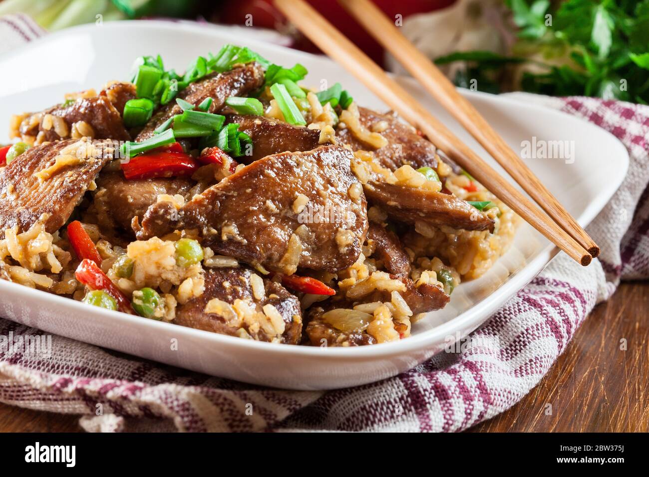 Riz frit avec poulet et légumes servis sur une assiette. Plat chinois populaire Banque D'Images