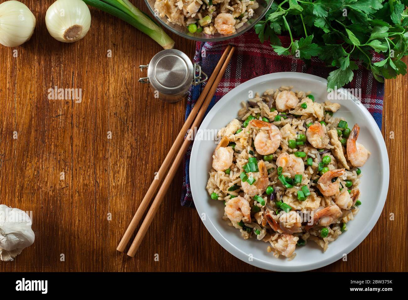 Riz frit aux crevettes et légumes servis sur une assiette. Plat chinois populaire. Vue de dessus Banque D'Images