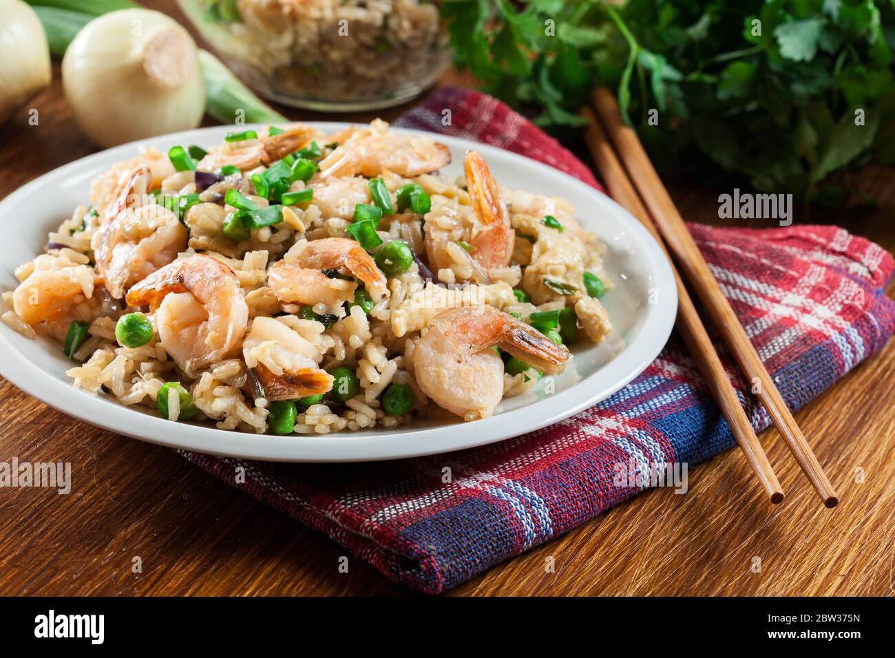 Riz frit aux crevettes et légumes servis sur une assiette. Plat chinois populaire Banque D'Images