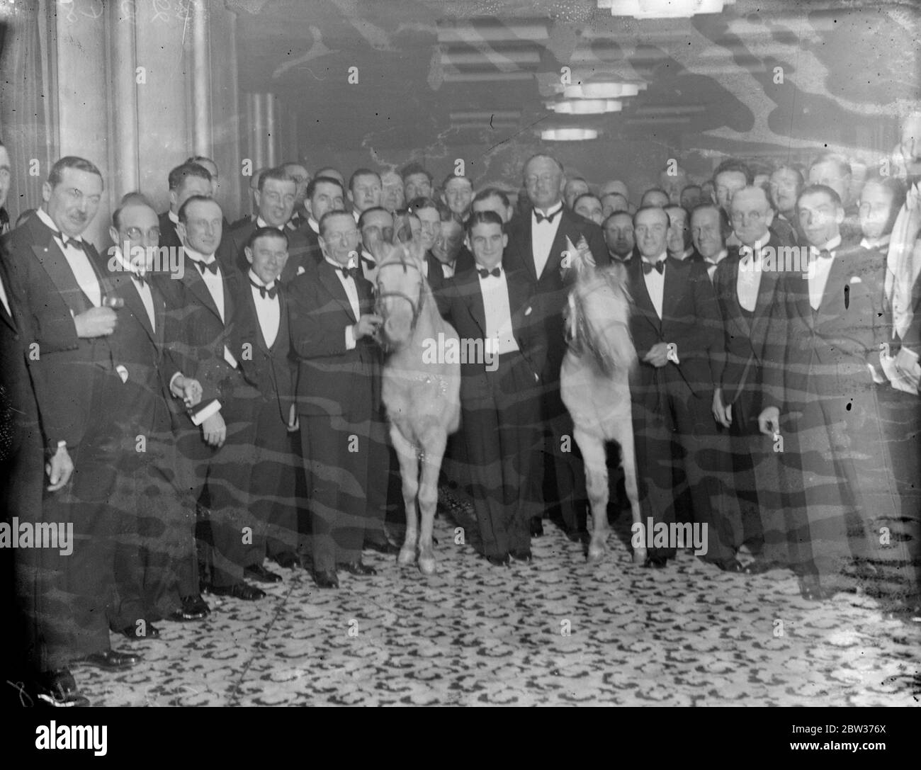 Gordon Richards ( centre ) , champion jockey d'Angleterre , célèbre son nombre record de victoires avec un dîner avec d'autres jockeys et cavaliers . 26 novembre 1933 Banque D'Images