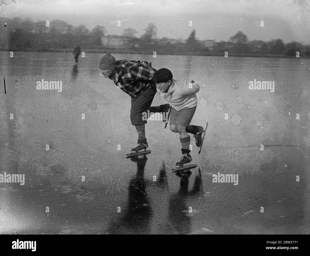 Ancien champion pratique pour les compétitions de patinage britannique à Rickmansworth . M. L T Redburn , ancien champion de patinage amateur de Londres , Et son fils Bobbie , 10 ans , sur la glace à l'Aquadrome , Rickmansworth , où M. Redburn a pratiqué pour le Championnat amateur de One Mile London de la National Skating Association et le Championnat britannique de Quarter Mile qui se déroule demain . 14 décembre 1933 Banque D'Images