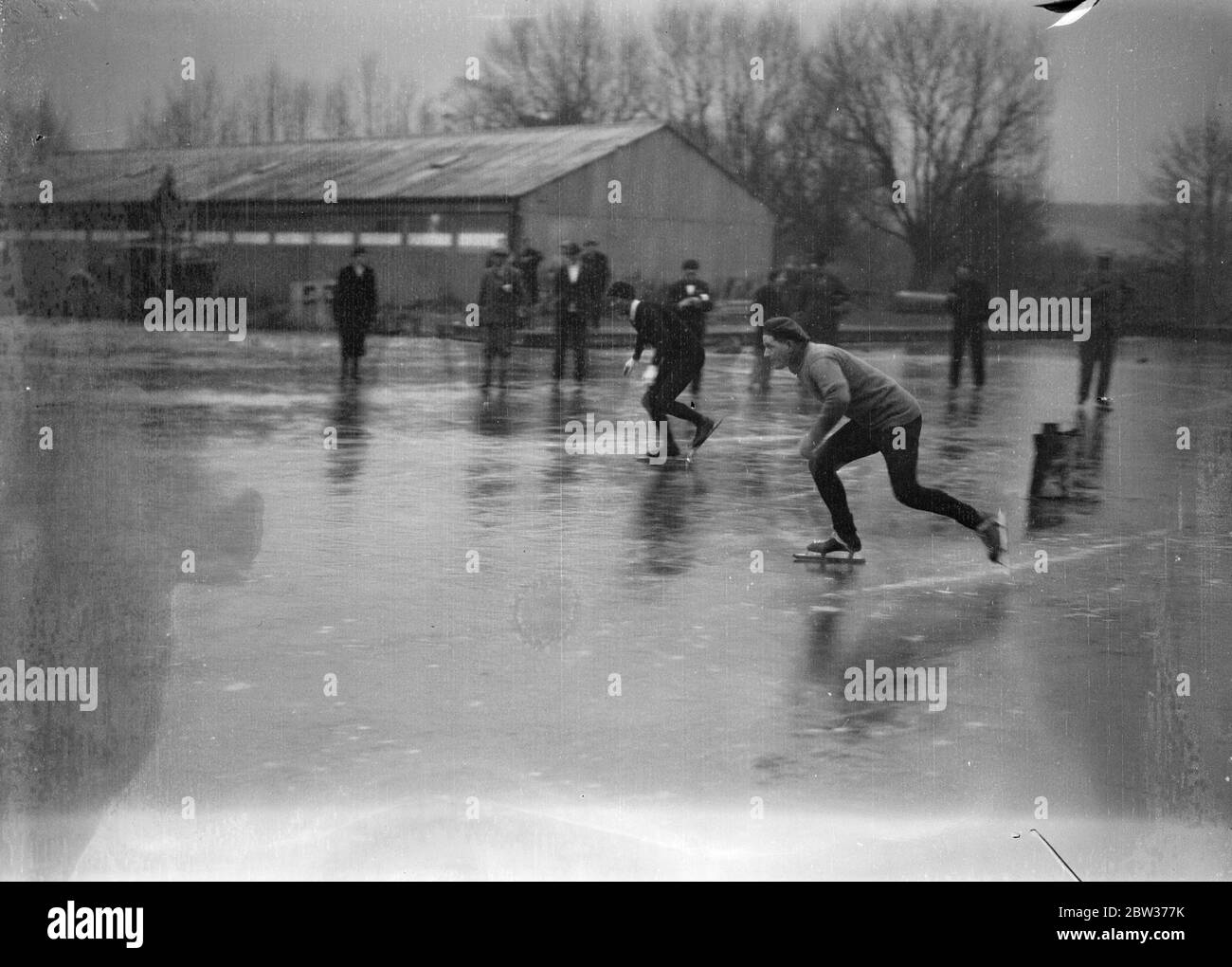 Les Championnats de patinage professionnel ont eu lieu à l'Aquadrome , Rickmansworth . Photos : F W dix et D Richardson au début . 18 décembre 1933 Banque D'Images