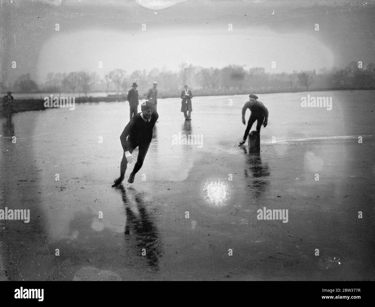 Les Championnats de patinage professionnel ont eu lieu à l'Aquadrome , Rickmansworth . Photos : F W dix , D Richardson , le porte , ronde des bouées . 18 décembre 1933 Banque D'Images