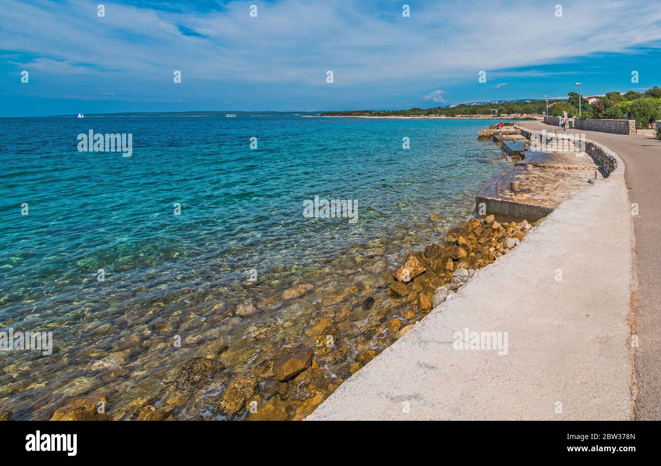 Europe du Sud. Paysage de la Méditerranée croate et la côte près de Novalja, Croatie. Banque D'Images