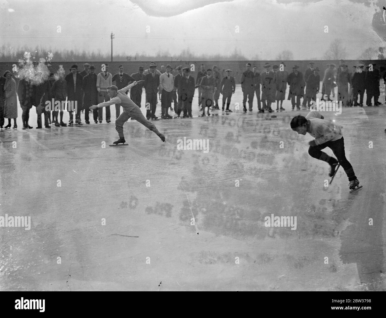 Championnats britanniques de patinage amateur tenus à Lingay Fen . Le championnat britannique de patinage amateur pour la coupe King Edward a eu lieu à Lingay Fen , Cambridgeshire . Photos ; A J carter et Bobbie Redburn , dix ans ( caméra la plus proche ) tout dans la course . 16 décembre 1933 Banque D'Images