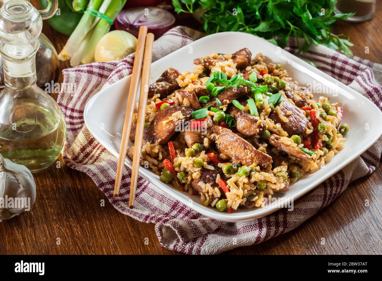 Riz frit avec poulet et légumes servis sur une assiette. Plat chinois populaire Banque D'Images