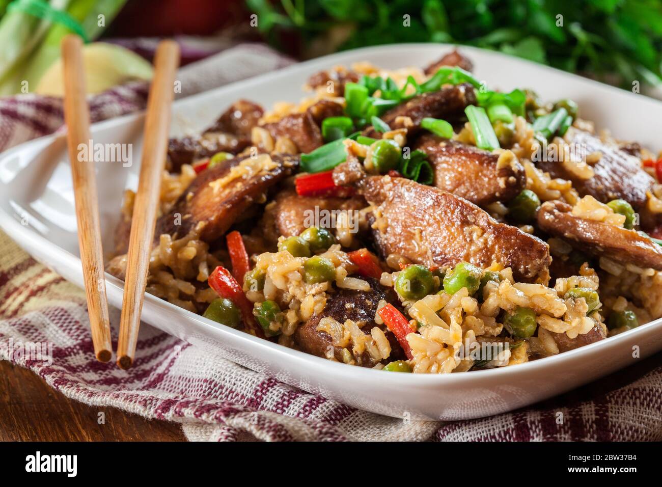 Riz frit avec poulet et légumes servis sur une assiette. Plat chinois populaire Banque D'Images