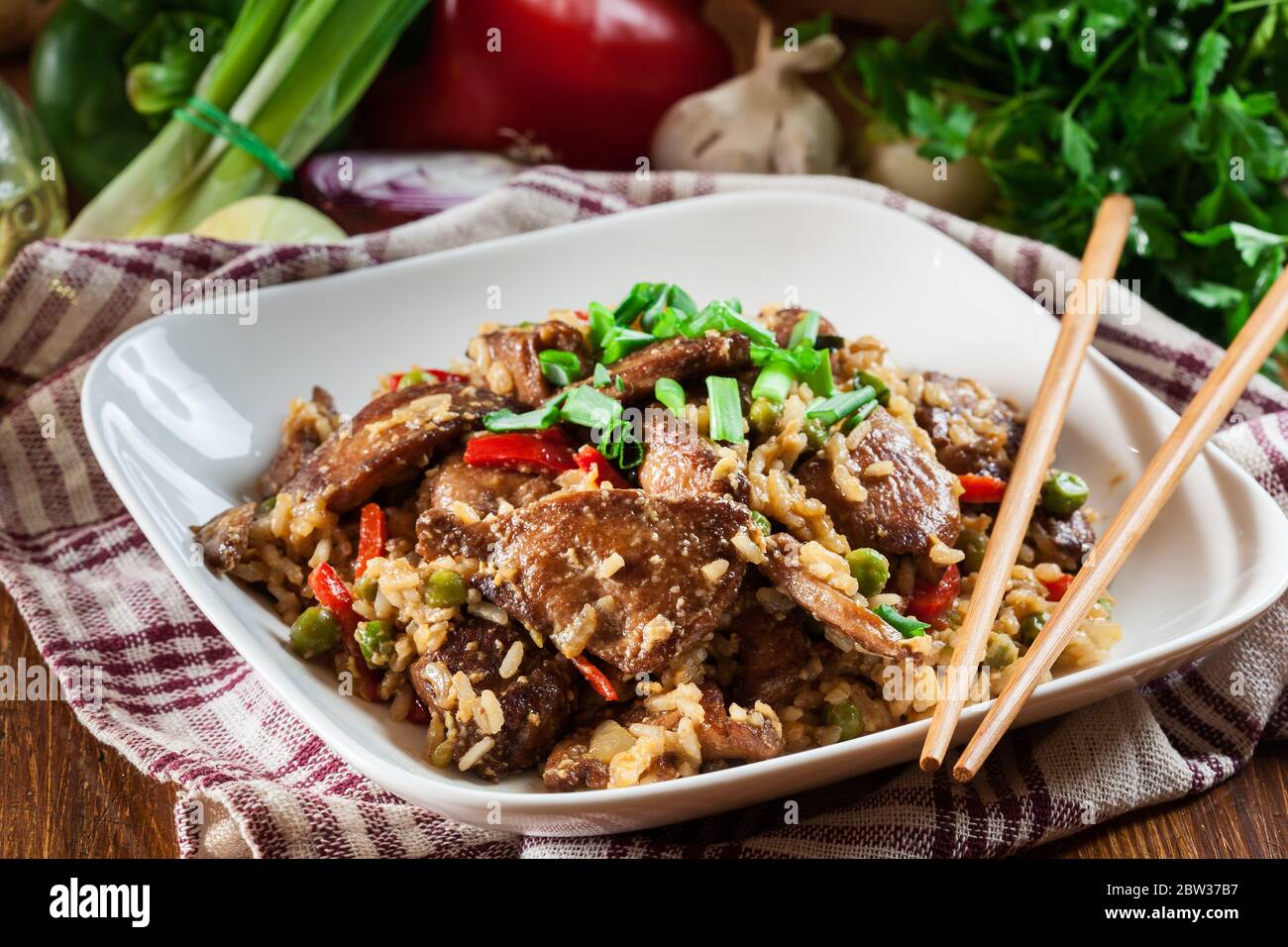 Riz frit avec poulet et légumes servis sur une assiette. Plat chinois populaire Banque D'Images