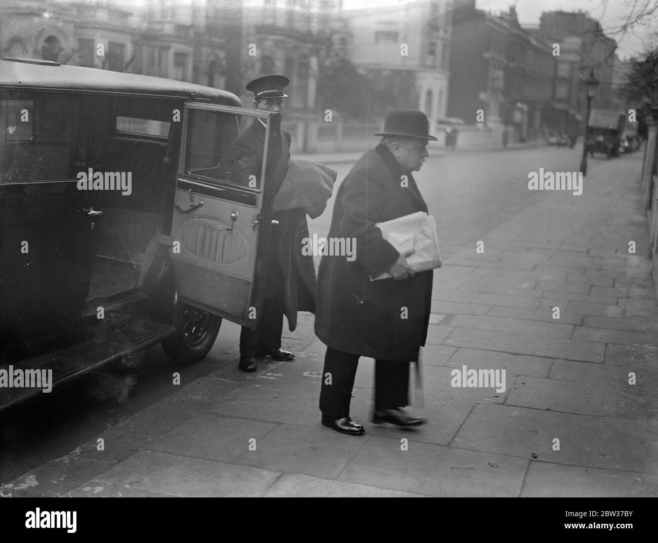 Sir Stephen Killick , courtier en actions de la ville âgé de 73 ans , sera le prochain Lord Mayor de Londres . Sir Stephen a été élu conseiller municipal en 1927 . Il était un shérif de la ville il y a aussi longtemps que 1922 . Chevalier en 1923 , Sir Stephen Killick est l'associé principal d'une société de courtage urbaine et est membre du comité de bourse . Il est également conservateur de la Tamise et ancien maître de la compagnie des fanmakers . Il est président de la Compagnie de chemin de fer et de navigation de Colombie , et a voyagé largement en Amérique du Nord et du Sud . Phot montre , Sir Stephen Killik arrivant à sa maison de Kensington . 28 Marc Banque D'Images