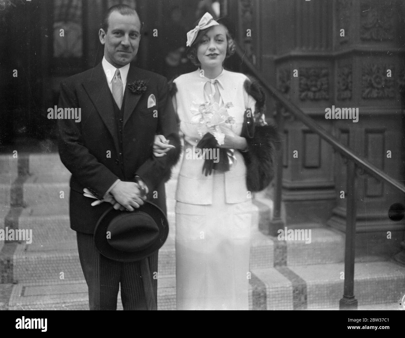 Avril , la princesse Imeretinsky , sœur cadette de Mme Elvira Barney , a été mariée au registre de Caxton Hall , Westminster , à M. Hugh Nugent Leveson Gower , cousin du célèbre grilleur . Elle est la fille de Sir John Mulliens , et épouse le Prince George Imeretinsky en 1925 , quand elle avait seize ans . Le mariage a été dissous en 1932 , et la princesse a été réadmise à la citoyenneté britannique . M. Hugh Leveson Gower était responsable de la fuite du dernier sultan turc lorsqu'il a été menacé d'assasination , en le faisant passer de son palais à une camionnette déguisée . Il est flirter Banque D'Images