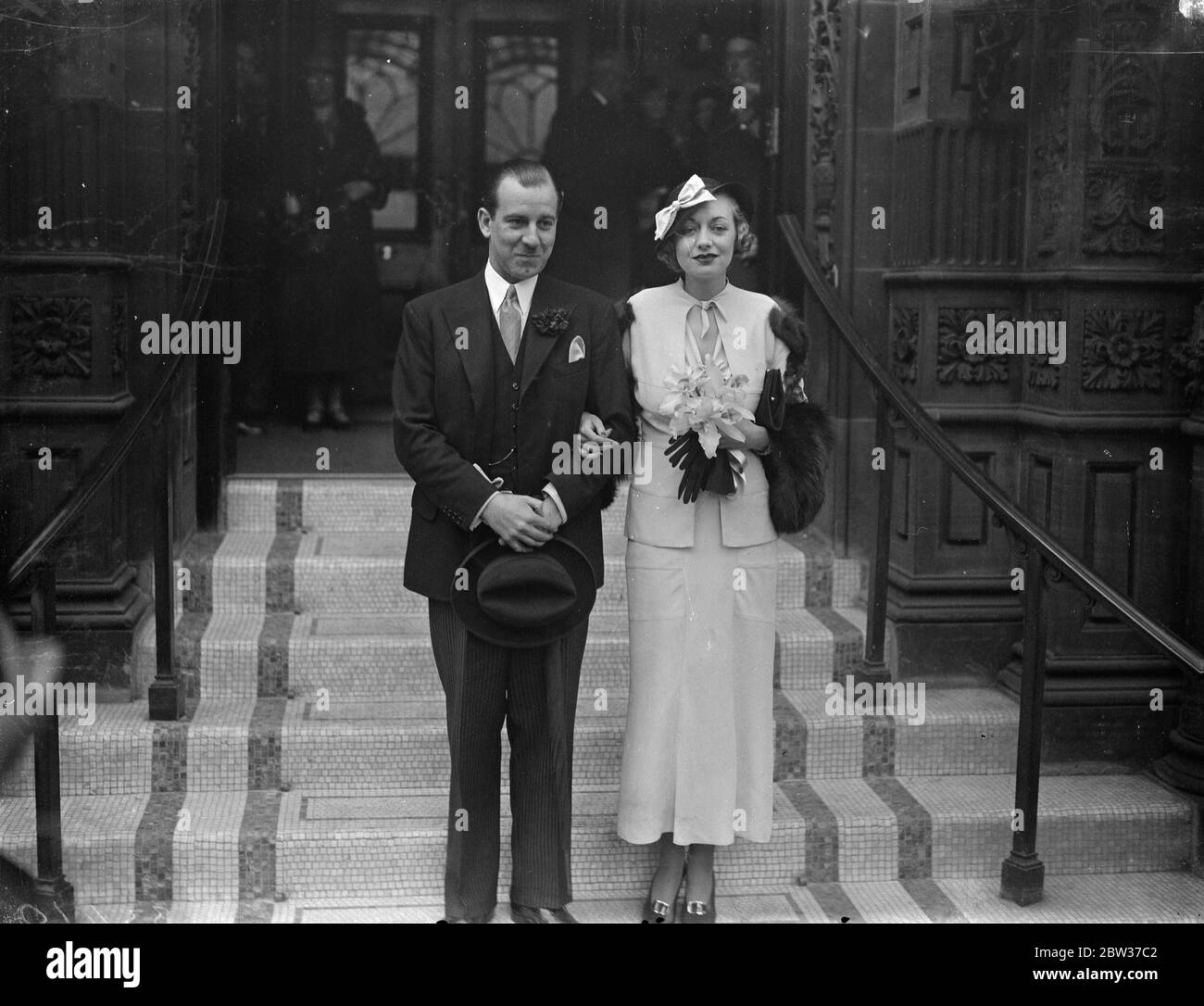 Avril , la princesse Imeretinsky , sœur cadette de Mme Elvira Barney , a été mariée au registre de Caxton Hall , Westminster , à M. Hugh Nugent Leveson Gower , cousin du célèbre grilleur . Elle est la fille de Sir John Mulliens , et épouse le Prince George Imeretinsky en 1925 , quand elle avait seize ans . Le mariage a été dissous en 1932 , et la princesse a été réadmise à la citoyenneté britannique . M. Hugh Leveson Gower était responsable de la fuite du dernier sultan turc lorsqu'il a été menacé d'assasination , en le faisant passer de son palais à une camionnette déguisée . Il est flirter Banque D'Images