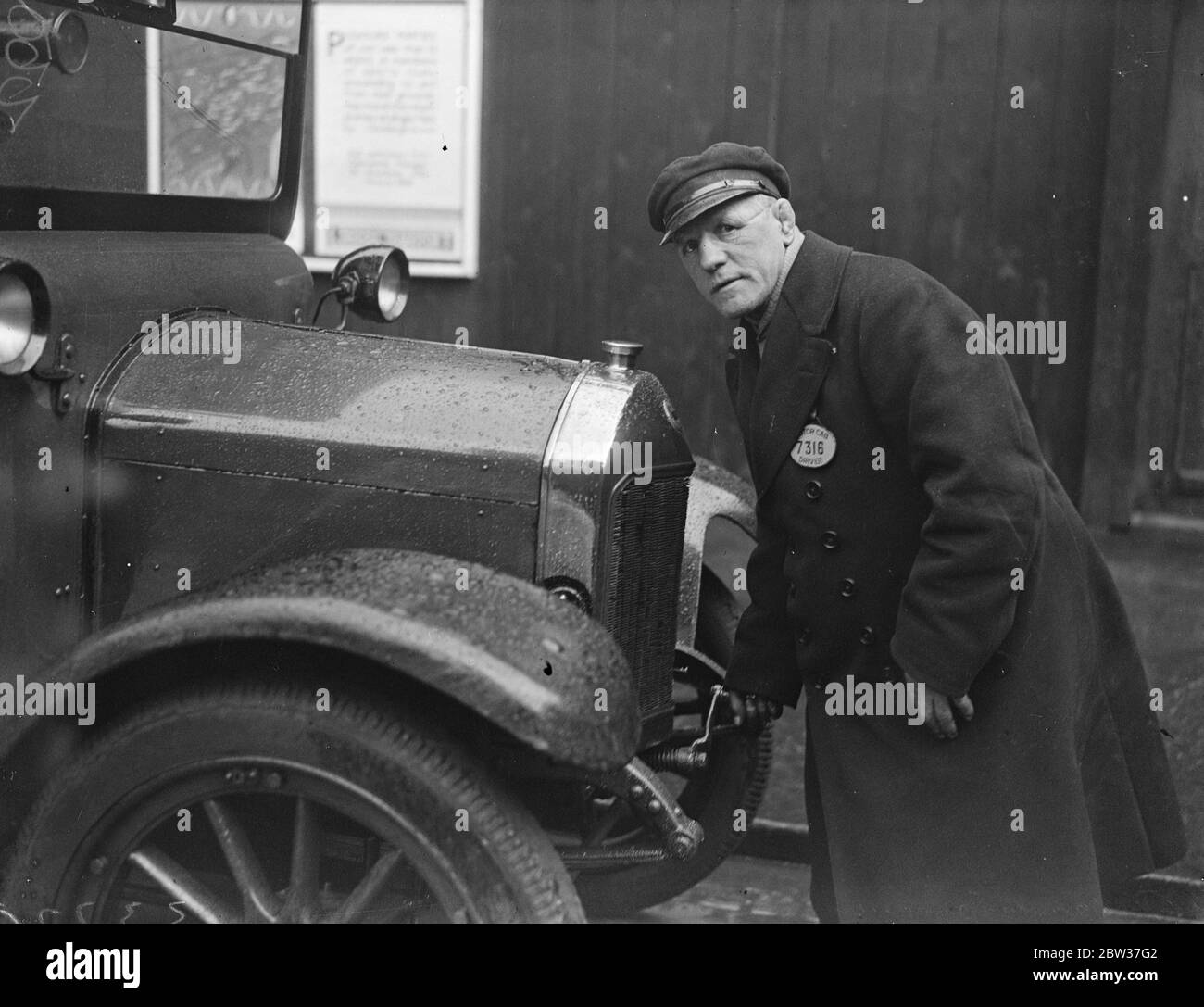 Célèbre boxer devenir un chauffeur de taxi . Jack Meekins , qui était à une époque célèbre comme boxeur de poids de soudeur , est maintenant un chauffeur de taxi à Londres . Meekins est allé en France en 1908 pour enseigner au français le style anglais de la boxe . Photos montre , Jack Meekins déclarant son taxi . 20 mars 1934 Banque D'Images