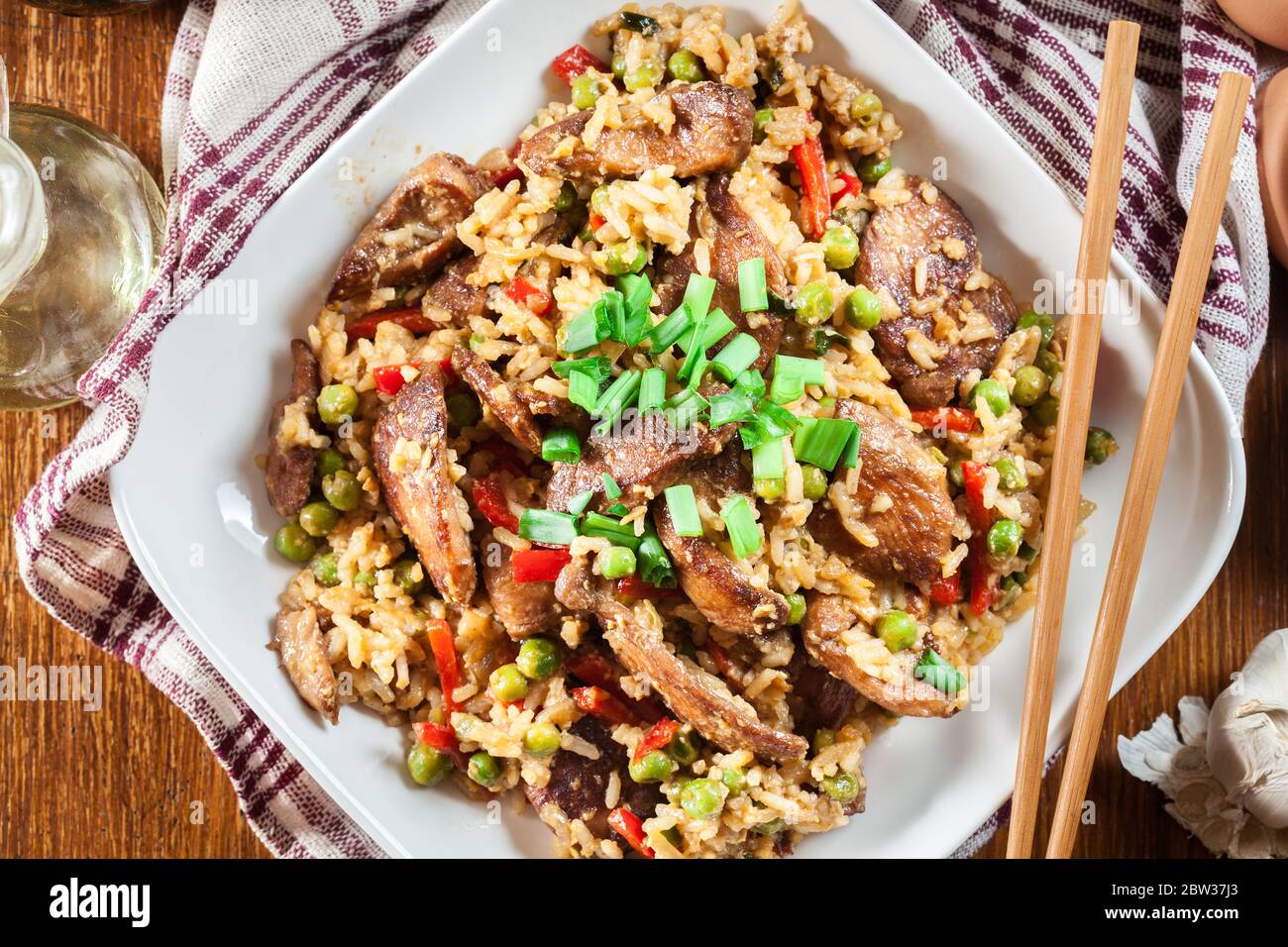 Riz frit avec poulet et légumes servis sur une assiette. Plat chinois populaire. Vue de dessus Banque D'Images