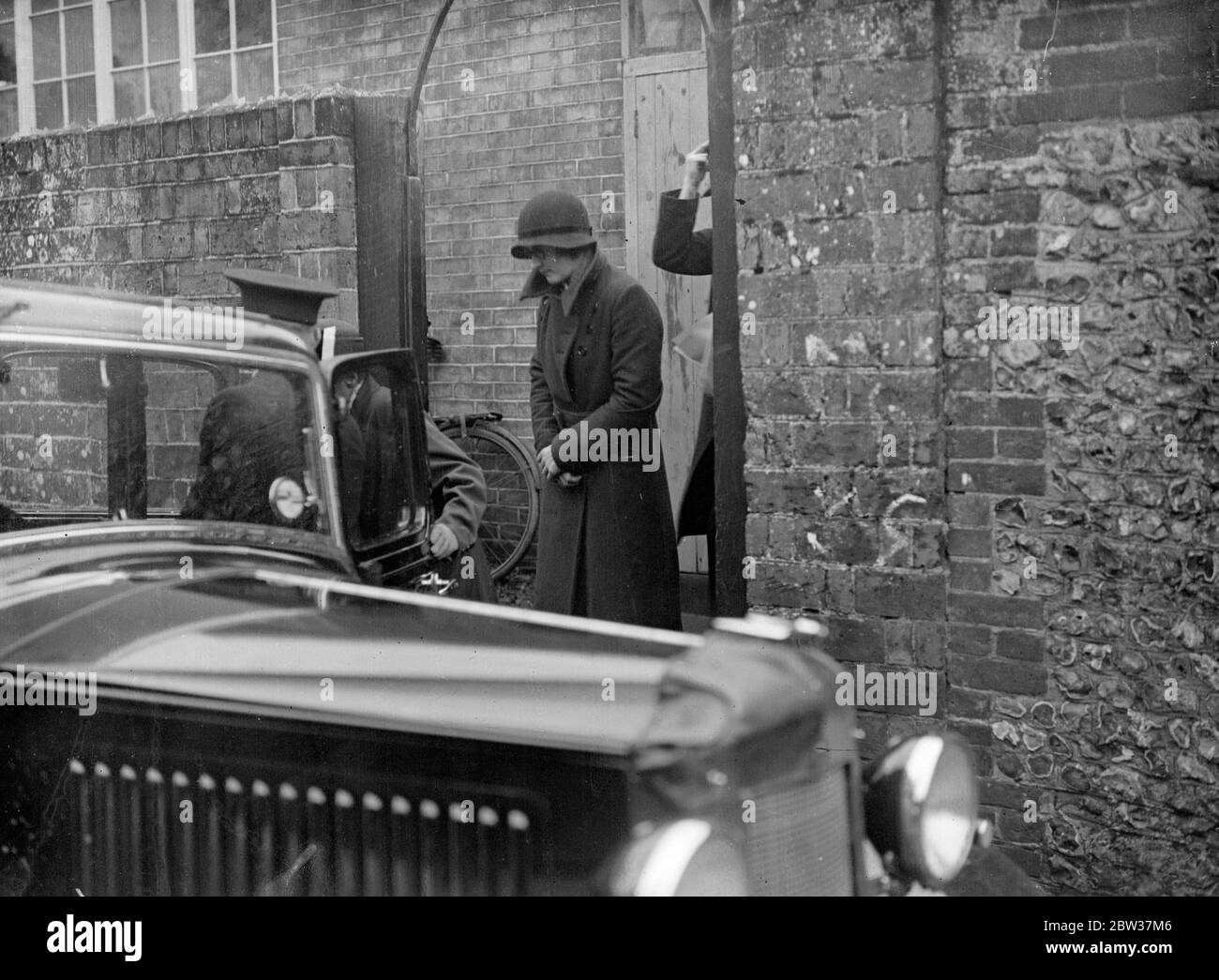 L'enquête sur Mme Hamilton Russell s'ouvre à Alton . Une enquête a été ouverte à Alton , Hampshire sur Mme Marion Lilias Hamilton Russell , épouse de l'honorable Arthur Hamilton Russel , frère du vicomte Beyne , qui est mort chez elle à Neatham Manor , près d'Alton . Les médecins n'ont pas pu découvrir la cause exacte de la mort , mais les symptons indiquent qu'elle a peut-être pris une surdose d'un tirage de sommeil . Le vicomte Boyne a épousé la seule sœur du comte de Harewood. Photo show ' s , Agnes Welsh , la femme de ménage qui n'a pas rousé Mme Hamilton Russell après avoir témoigné . Miss Welsh porte du verre Banque D'Images