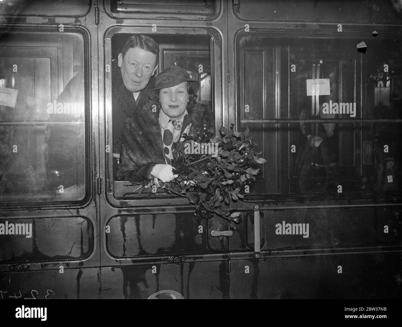 Seymour Hicks , Binnie Barnes et la compagnie tête nord . M. Seymour Hicks , l' acteur et Mlle Binnie Barnes , l' actrice , la gare de Euston , Londres , avec la Compagnie Yours Sincerely pour Édimbourg . Photos ; M. Seymour Hicks et Mlle Binnie Barnes à leur poste de calèche à la gare d'Euston avant leur départ . . 20 décembre 1933 Banque D'Images