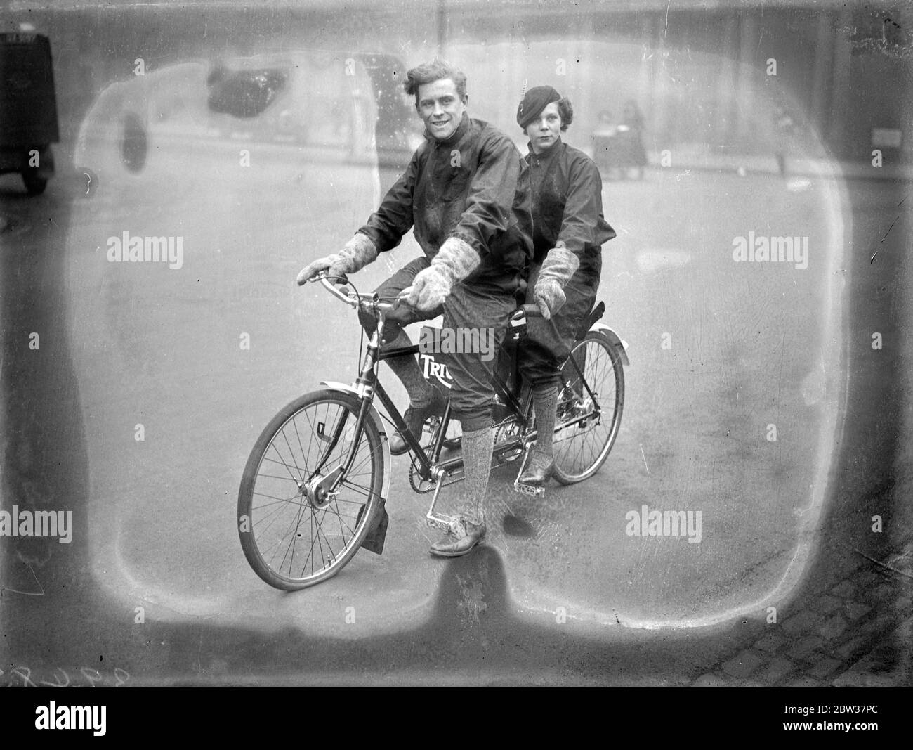 Explorateurs en tandem expédition de vélo pour rechercher le Trésor biblique . M. et Mme John Carveth Wells quittent Londres sur un vélo tandem pour Abyssinia où ils espèrent déclancher le Trésor réputé caché par la Reine de Sheba . M. Wells est le fils du célèbre Anglo - explorateur canadien . Photos ; M. John Carveth Wells et sa femme Jill au départ de Londres sur leur tandem. 21 décembre 1933 Banque D'Images